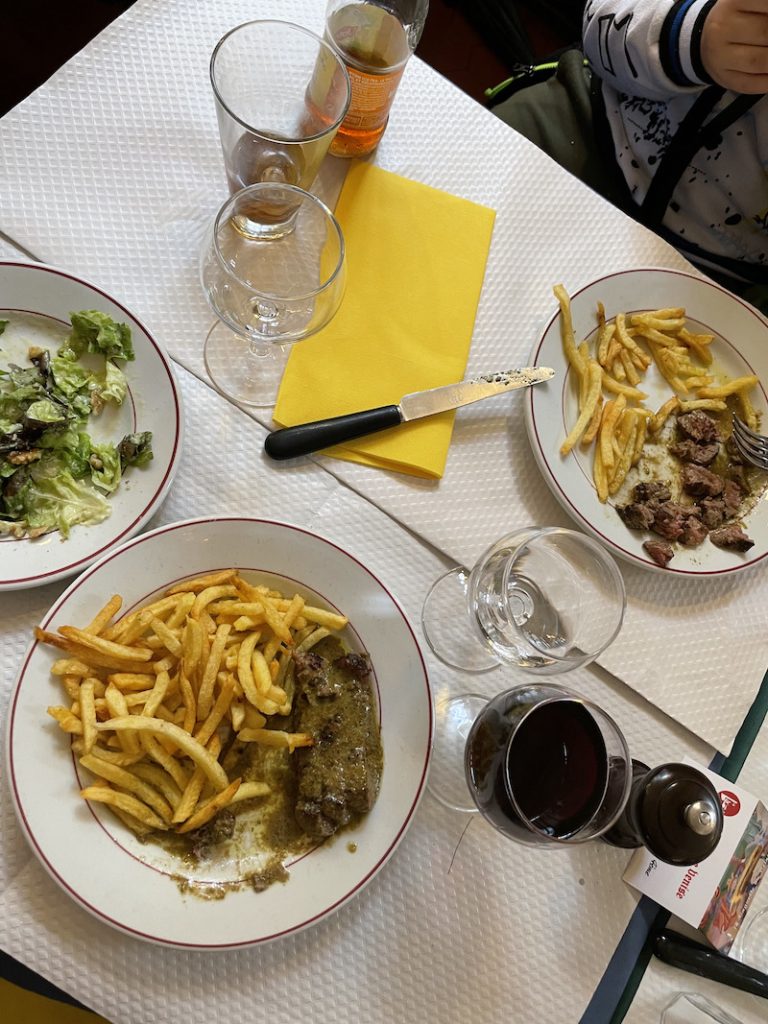 salada, entrecote e batata frita no Le Relais de Venise em Paris